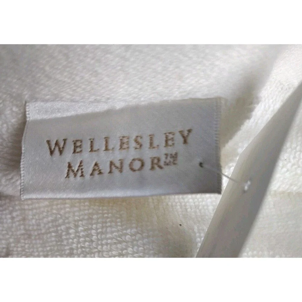 Wellesley Manor Christmas Decor Bath Towel 16x28 Embroidered Holly Red Bow NWT
